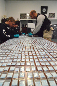 Police count bags of seized heroin. (Photo: DFN)