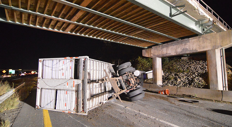 Tractor-trailer overturned on Interstate 295 ramp beneath Route 141. (Photo: Delaware Free News)