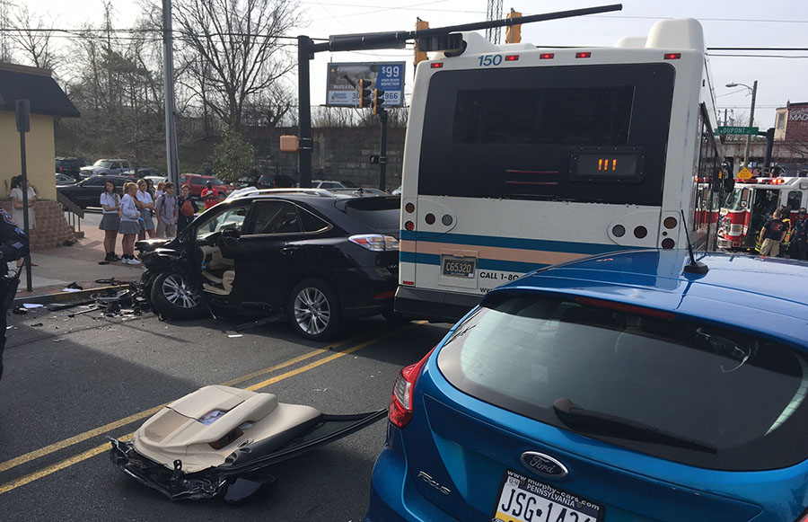 Three cars and a DART bus were involved in crash at Delaware Avenue and Dupont Street in Wilmington. (Photo: Delaware Free News)