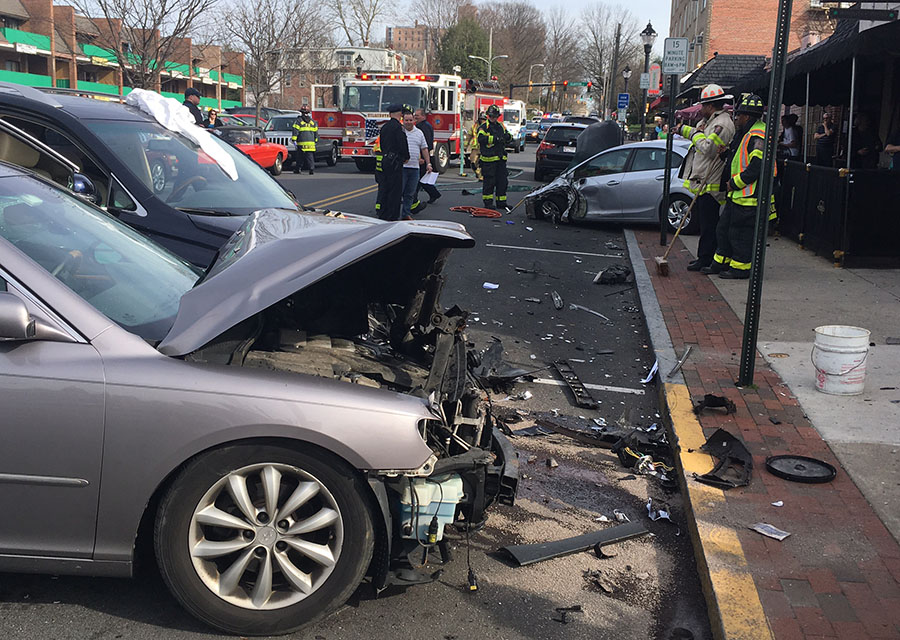 Three cars and a DART bus were involved in crash at Delaware Avenue and Dupont Street in Wilmington. (Photo: Delaware Free News)