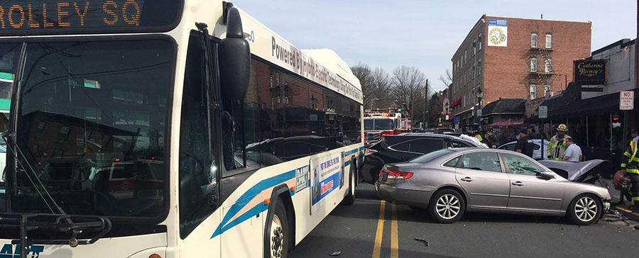 Three cars and a DART bus were involved in crash at Delaware Avenue and Dupont Street in Wilmington. (Photo: Delaware Free News)