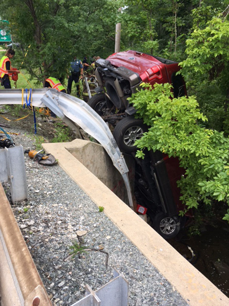 Pickup truck went off Carr Road into Shellpot Creek. (Photo: Delaware Free News)