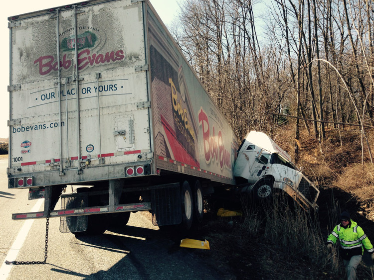 I-95 jackknifed tractor-trailer